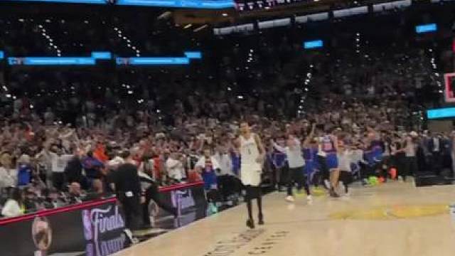 尼克斯队加冕NBA冠军的那一刻 尼克斯队加冕NBA冠军的那一刻 
这是他们53年来首座冠军奖杯！！！