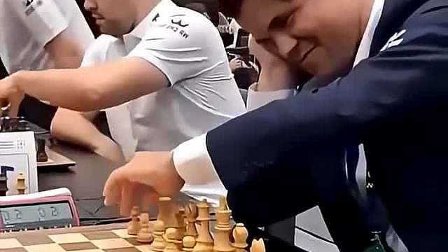西洋棋名场面：迟到之王反被“时间战术”绝杀！