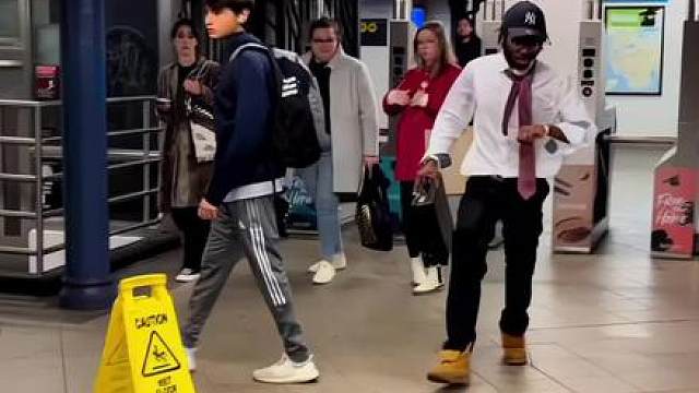 破产姐妹果真没有骗我，纽约地铁里什么人都有