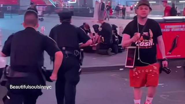 纽约街头不养闲人，简直太有趣了...