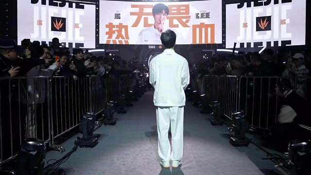 我直接一个滑跪点进超话

谁懂啊上班摸鱼刷到这条差点被老板抓到。TheShy回iG这消息比我上次磕的