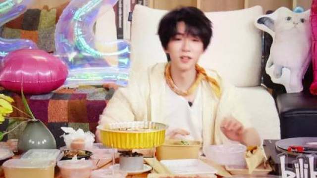 峻霖给霖丝的小宝宝唱了一闪一闪亮晶晶哄睡版
好可爱好甜啊

 ​​​