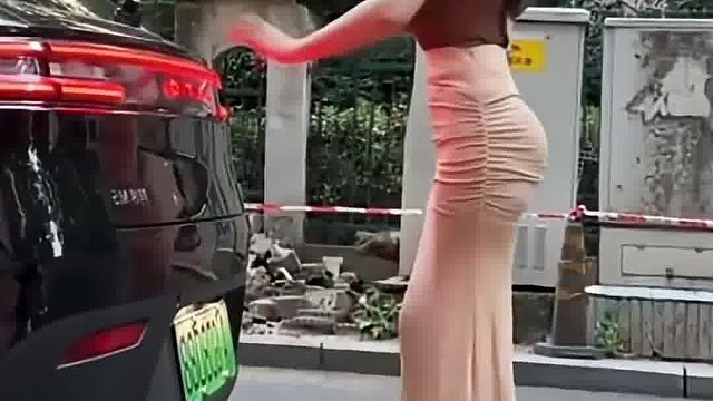 躲在车底干什么？