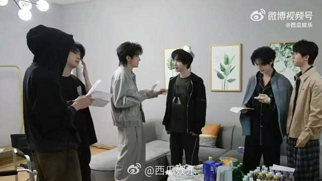 在22岁生日当天 卡点00:22送上生日兼毕业双重祝福，贺峻霖于18:38以一句“听说有个叫