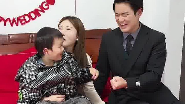 老公跟儿子玩石头剪刀布，谁赢了就跟我睡，儿子已经连续输了两个月了，可给我愁坏了