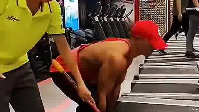 以为是个王者！没想到小伙子还不如大妈呢！