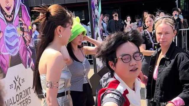 就这么当着我面拿走了 好萌
都不许偷我视频