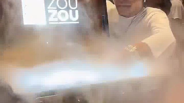 刀子碰到桌子，服务员对着食物吹气。就这两条在中国能一脚把他踹飞，还让不让人吃了
