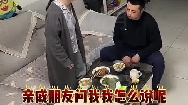 夫妻俩正在吃饭，丈夫突然提出离婚，妻子惊讶不解，问丈夫什么原因。听完才明白：果然不爱，怎么都有借口！不爱你的人连呼吸都是错的！