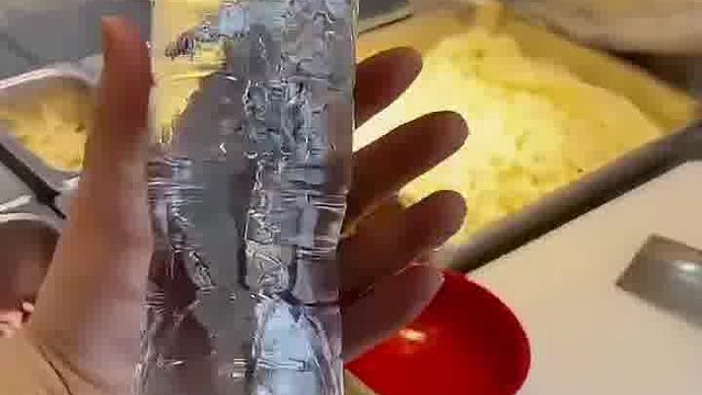 食品摊位老板自制的防苍蝇神器，将锡箔纸放入装满水的塑料瓶里，网友：这是什么原理？