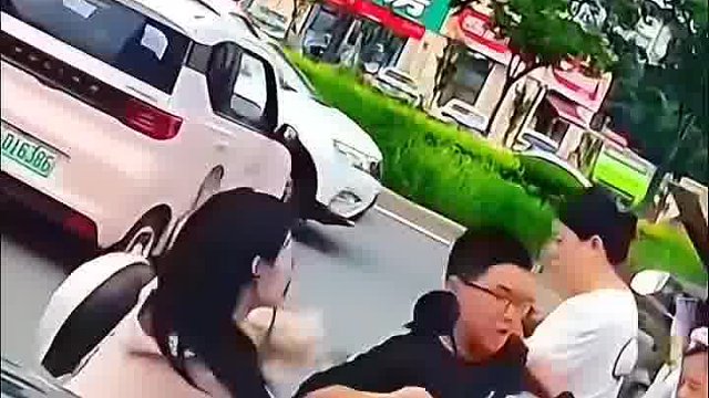 这男的反应挺快啊……