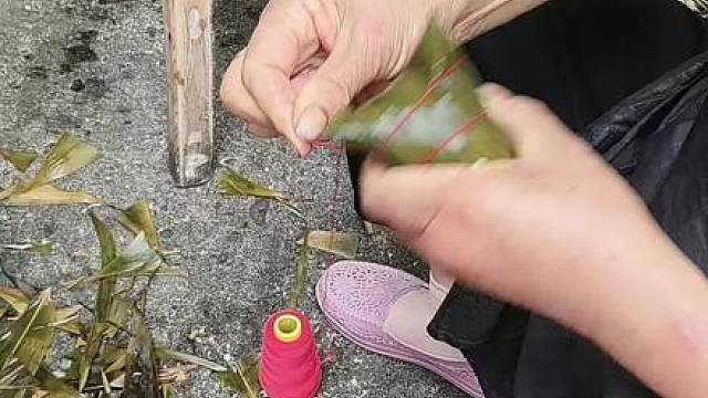 阿婆这手法绝了！粽叶一折一绕，糯米乖乖听话 这才是端午该有的味道啊！