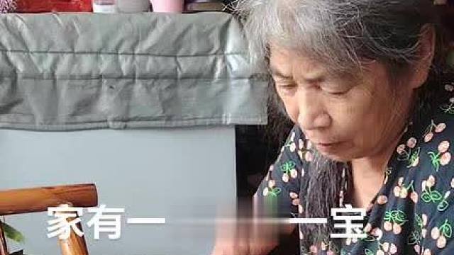 **短视频简介** 
我的粽子包不好，就只能吃现成的啦 
手残党表示放弃挣扎，直接开吃更香 
超市买的粽子真香警告 
你们今年包粽子了吗？还是和我一样躺平