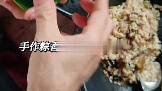 一年一岁添安康，一叶一粽裹清香。围坐在家里包粽子的日子，岁岁端午都透着吉祥。