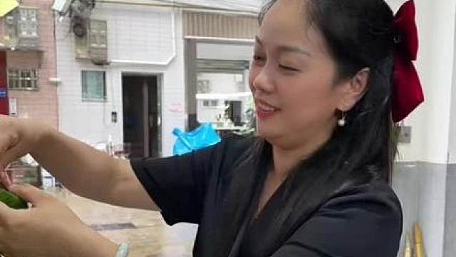片片粽叶，缠绕四季安康。 亲手包制特色粽子，锁住地道风味，阖家共度端午美好时光。