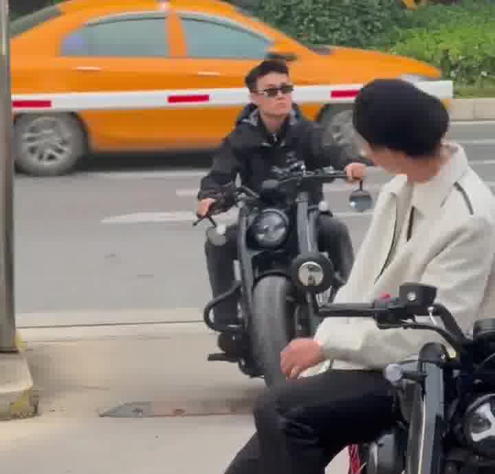 这么自然的吗？  ​