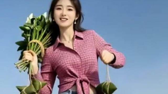 五月端午，落落清欢。福颂佳硕，岁阔夏安。一把艾蒿，一抹雄黄，一个粽子，一岁端阳，祝家人们五福常在，端午安康！
