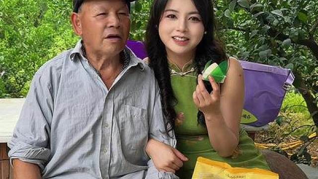 悠悠艾草香，山水诗意长，食粽子，佩香囊，端午祈安康，愿生活龙舟般劈波展浪，岁月如歌中喜乐安康，所求皆所愿，“粽”享好时光。