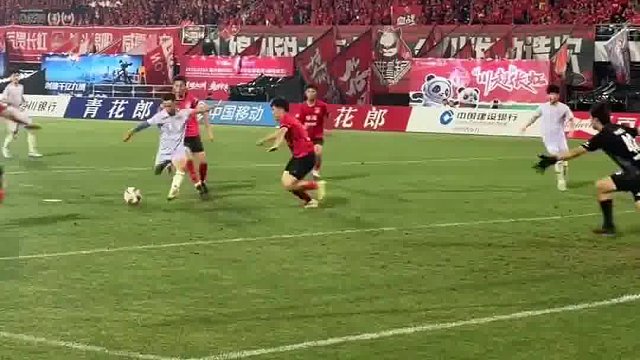 以为是打偏了运气差，这个角度看是守门员神扑#足球