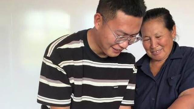 今天我家包粽子 今天跟妈妈一起学包粽子，提前尝到了刚煮好的粽子，味道超香