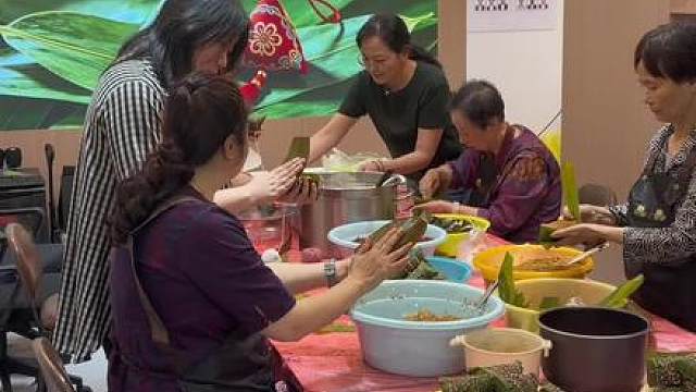 端午将至，宝石社区的居民将亲手包的粽子送到邻居手中，粽叶裹住的是糯米，更是邻里之间日积月累的温情。（供稿单位：北山街道）