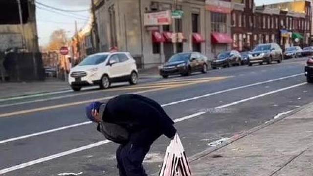 他们的美国梦破碎了，只能流浪街头睡帐篷