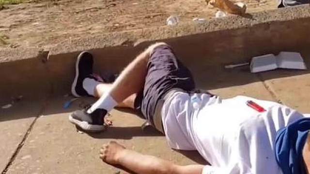 实拍美国“丧尸街”：街头现姿势扭曲人，冒死近距离拍摄诡异面容-1