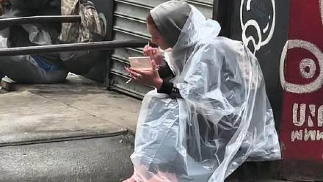美国费城肯辛顿僵尸大街流浪汉在雨中瑟瑟发抖，救助车已满