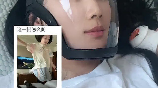 湖北，妈妈为了防止被小孩拍脸，戴上了“防犊面具”，网友纷纷在评论区晒图请教这种的怎么防