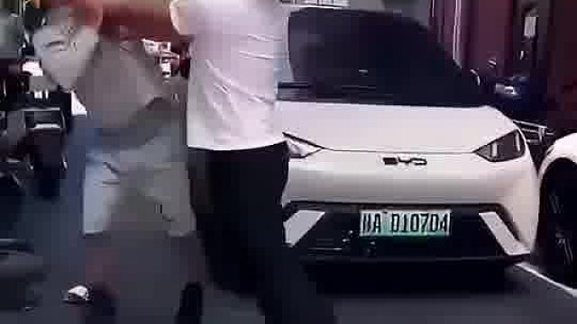 男子平时豪横惯了，出门竟对外卖员下手，不料这次碰上硬茬！