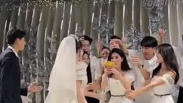 抢捧花环节，新娘特意将手里的黄金手捧花扔给闺蜜 ，一扔就是半套房