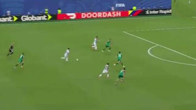 世界杯J组：阿根廷3-0阿尔及利亚！梅西上演帽子戏法！ 看这场比赛直接热血沸腾！梅西在世界杯小组赛J组的比赛里上演帽子戏法，帮助阿根廷3-0拿下阿尔及利亚！ 
目前梅西6届世界杯踢了27场，已经打入16球啦——直接追平克洛泽的16球，现在两人并列世界杯总射手榜第一！太牛了！