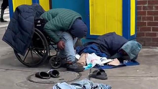 美国街头：躺在地上的百万，大殖子诚不欺我，美国遍地是黄金