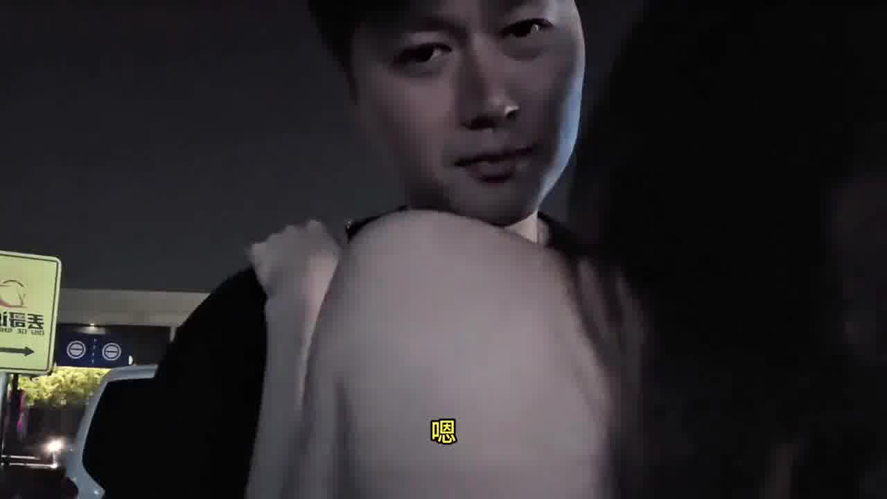 小酷跟妹子抱得太紧，直接都顶出声了