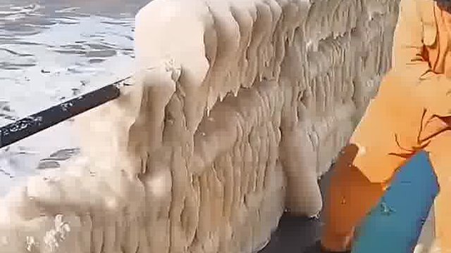 南北极的都是海水冻的冰形成的大陆