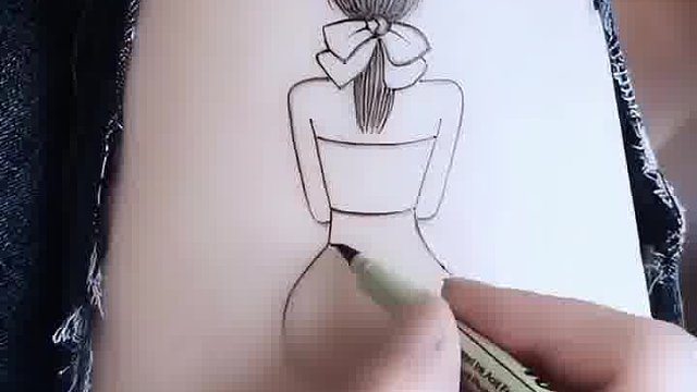 她是不是画倒了！