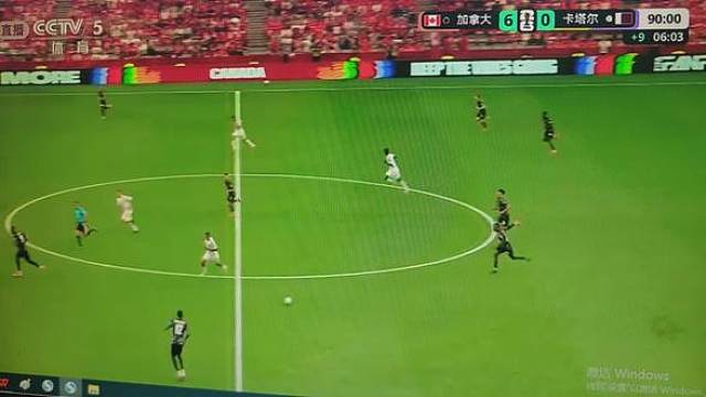 加拿大6-0大胜卡塔尔
 
卡塔尔怎么了？完全被加拿大碾压着打。我觉得原因是本身实力差距早早两张红牌减员战术被全面克制主场战意加持。另外，还有加拿大全队的身价是卡塔尔全队的10倍。大家觉得呢？欢迎评论。