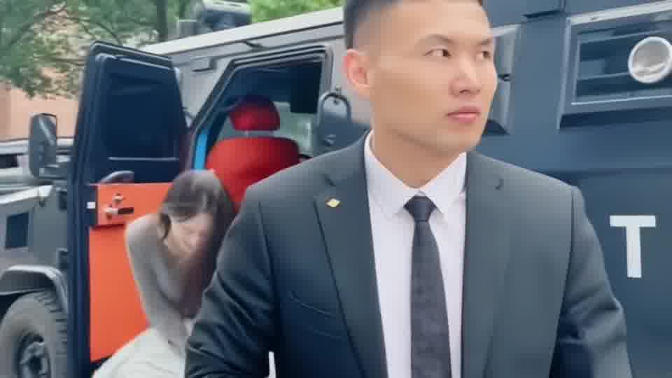 表面是个保镖其实是在帮兄弟望风