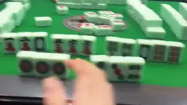 这种人最精了，打输了不给钱，往桌子上一趴