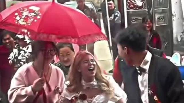 白色婚纱迎来了它真正的主人.