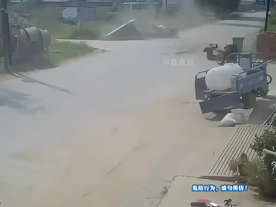 监控下的倒霉瞬间，哈哈哈笑不活了，今日份功德减一
