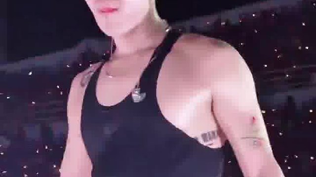 粉丝口渴想喝水，王嘉尔喝一口证明水是安全的才递给粉丝