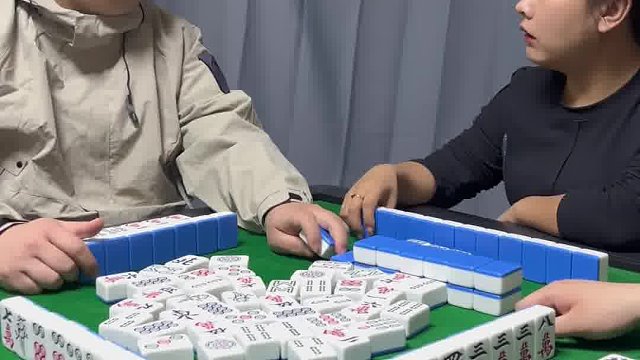 他俩还吵起来了……