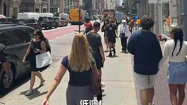 低调！哈兰德走在美国街头没被人认出
