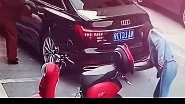 奥迪剐蹭电动车文明交通安全第一-