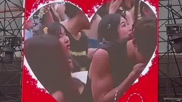 音乐节上摄影师搞错情侣，吓得男生立刻拉起女友澄清