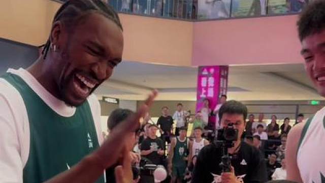 “这就是体育的魅力，NBA最强扣将和CBA最强扣将一起帮助断腿小男孩完成扣篮梦”