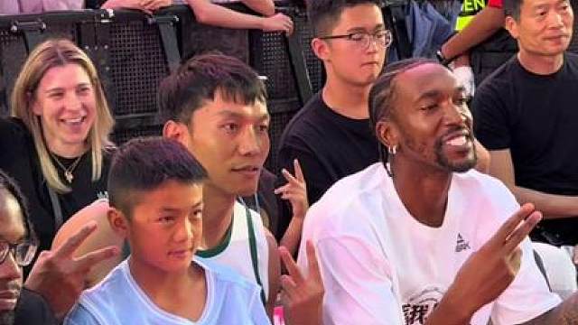 “从贫民窟一路走到NBA的蒙克，深知小男孩的不容易”