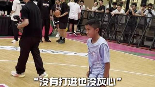 “来自贫困家庭出身的NBA球星蒙克，深知小男孩打球的困难不易”