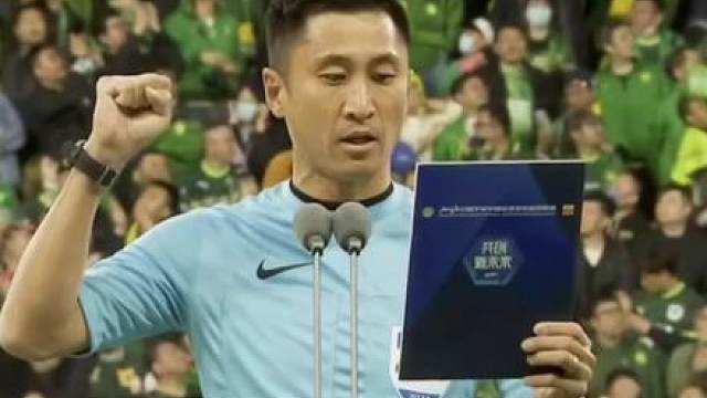 卡牌大师终于出手了！2026美加墨世界杯E组厄瓜多尔对阵库拉索，咱们中国裁判马宁在比赛第38分钟上演一分钟连出两黄名场面。